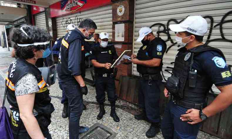Fiscalizao de estabelecimentos abertos em Belo Horizonte(foto: Gladyston Rodrigues/EM/D.A Press)