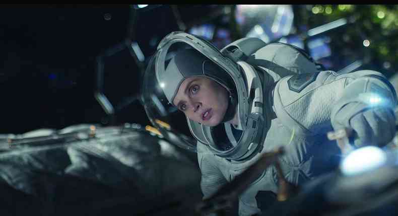 Felicity Jones  Sully, astronauta em misso dedicada a encontrar um novo local seguro para a humanidade