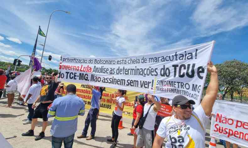 Os trabalhadores protestam contra os valores envolvidos na concesso do metr e pedem medidas como a realocao dos funcionrios em outras unidades da companhia