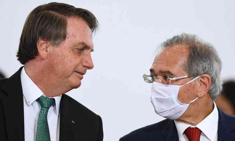 O ministro da Economia, Paulo Guedes, ao lado do presidente Bolsonaro