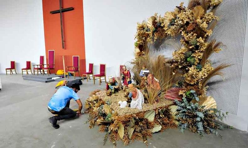A gruta da Sagrada Fam�lia estava sendo finalizada ontem e vai ser aben�oada com a presen�a de recuperandos da Apac(foto: Gladyston Rodrigues/EM/D.A Press)