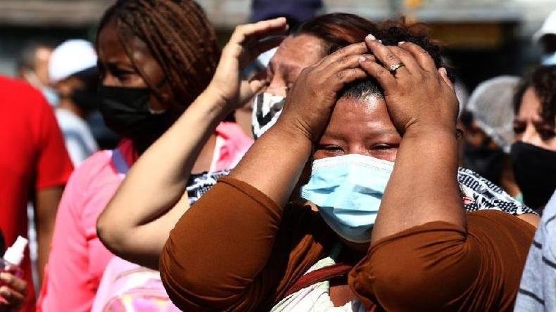 Fam�lias desesperadas foram para o entorno da pris�o exigir informa��es sobre v�timas e pedir prote��o para detentos que sobreviveram