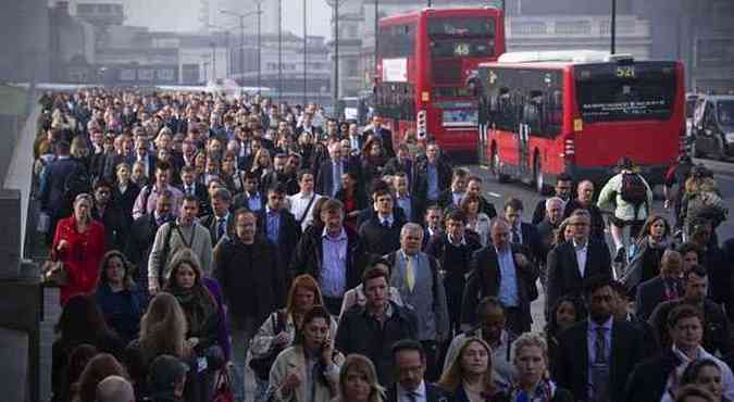 Trabalhadores de Londres lotam ruas e pontes da cidade nos horrios de pico, devido a greve que paralisou a maior parte das linhas de metr da capital(foto: CARL COURT/AFP)