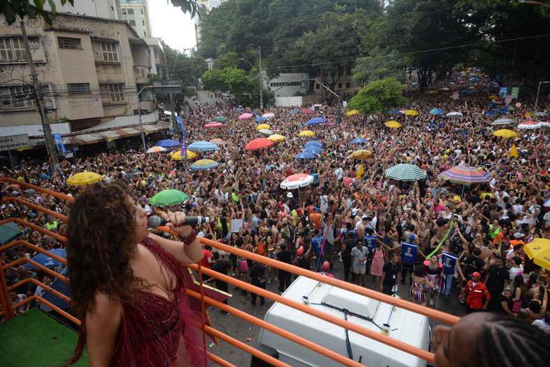 A cantora Aline Calixto embalou foliões com um repertório variado, que incluiu Madonna, Beyoncé, Ivete Sangalo, Daniela Mercury, Gal Costa e Beth Carvalho(foto: Túlio Santos/EM/D.A Press) A cantora Aline Calixto