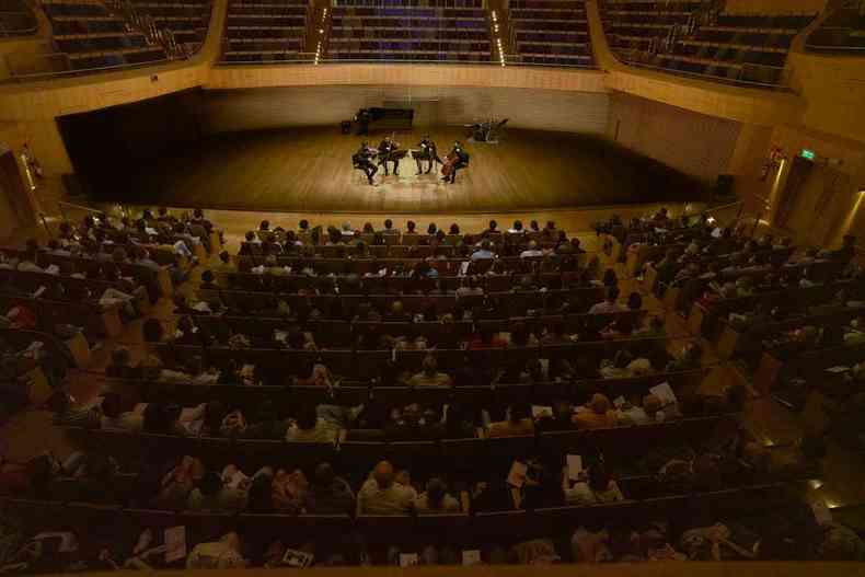 Quarteto est no palco da Sala Minas Gerais, em concerto assistido pela plateia