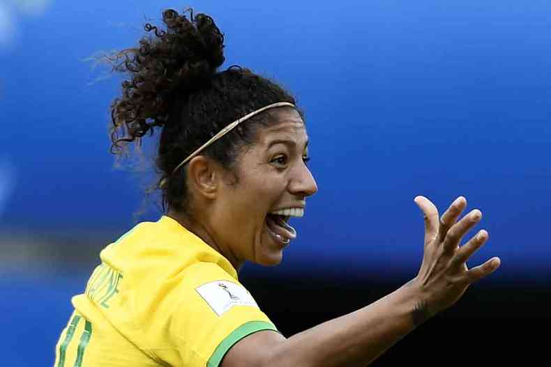 Artilheira da Seleo Brasileira, Cristiane critica a diferena de pagamento se comparado com o esporte entre os homens(foto: JEFF PACHOUD/AFP)
