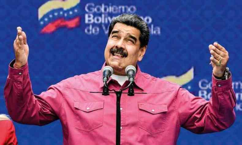 Nicols Maduro discursa com os braos abertos