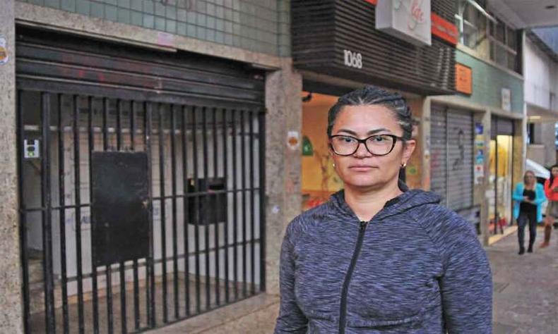 'No conseguiram entrar, mas deixaram prejuzo, com a porta e o quadro que tivemos que refazer', conta Sirlande, gerente de loja alvo de tentativa de invaso