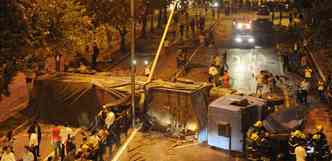 Carreta desgovernada provocou trs mortes e deixou rastro de destruio na Avenida Nossa Senhora do Carmo na noite de 6 de junho(foto: Leandro Couri/EM/D.A.Press)