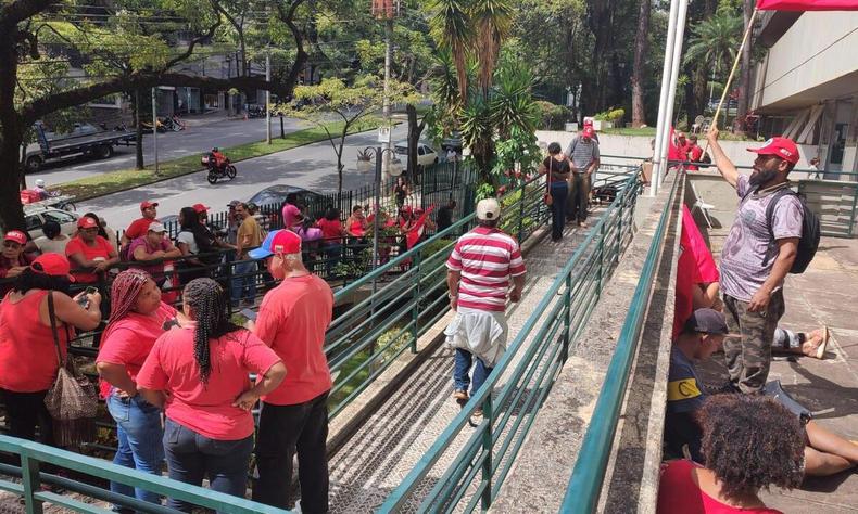 Imagem de manifestantes do MST na sede do Incra em Belo Horizonte