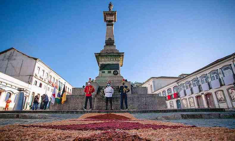 Tapete de serragem enfeitou a praa at o monumento a Tiradentes(foto: Ane Souz / Prefeitura de Ouro Preto )