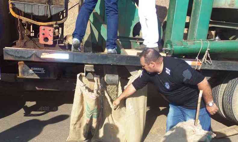 Em um stio, foram retiradas dez sacas de caf de uma das mquinas, que correspondente a 600 quilos(foto: Polcia Civil/ divulgao )