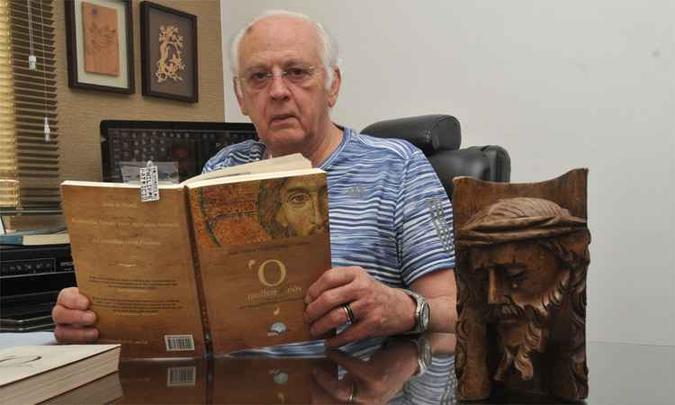 Para José Afonso, falar em Jesus no século 21 não é ultrapassado. 'Fizemos questão de abstrair de qualquer consideração religiosa', afirma sobre o livro (foto: Jair Amaral/EM/DA Press) Para José Afonso, falar em Jesus no século 21 não é ultrapassado. 'Fizemos questão de abstrair de qualquer consideração religiosa', afirma sobre o livro (foto: Jair Amaral/EM/DA Press)
