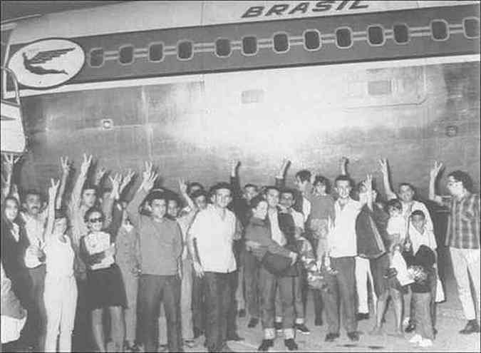 Arquivo(foto: Registro do desembarque dos presos polticos no aeroporto da capital argelina, muitos com destaque ainda hoje na vida poltica nacional)
