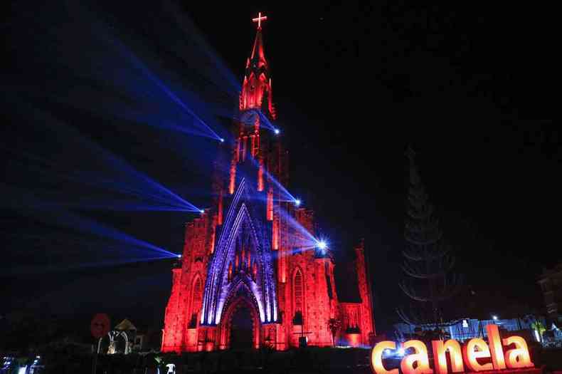 Toda noite, a Catedral de Pedra, em Canela, se ilumina com efeitos especiais em uma perfeita e linda sincronia de luzes e cores (foto: Cleiton Thiele/Serra Press/Divulgao)