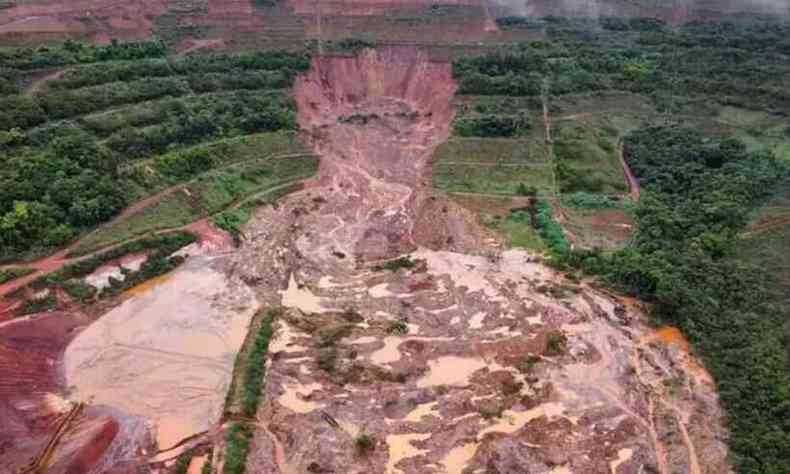 Vista area do entorno da barragem da mina de Pau Branco aps transbordamento no sbado (8)