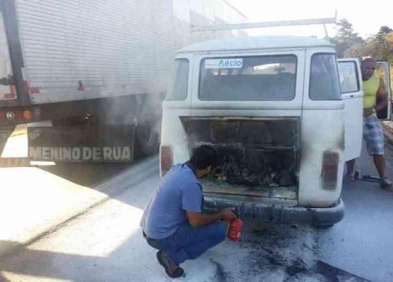 Motorista de nibus ajudou a combater as chamas(foto: Leandro Couri/EM/D.A.Press)