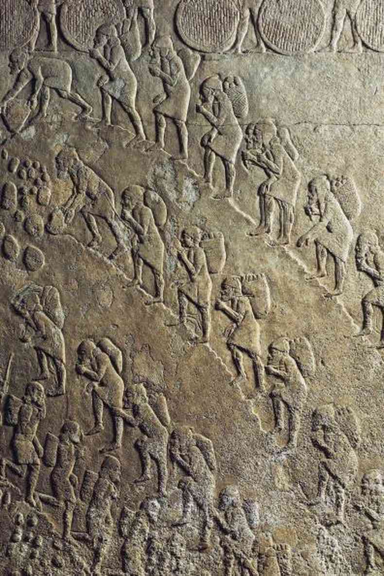 Detalhe de relevo assrio mostra pessoas escravizadas trabalhando em uma pedreira (acervo do Museu Britnico)