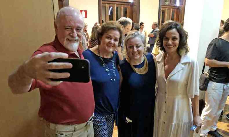 A selfie de Celso e Denise Renn com a filha, Faf Renn, e a diretora Yara de Novaes(foto: Fotos: Helvcio Carlos/EM/DA PRESS)
