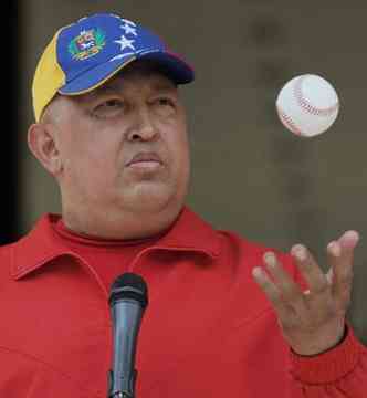 Chvez pediu autorizao  Assembleia Nacional para continuar seu tratamento em Cuba(foto: AFP PHOTO/Juan BARRETO)