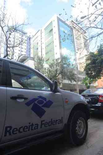 Carro da Receita Federal chega ao prdio da Fiemg, na entrada da Rua Gonalves Dias, na regio Centro-Sul de BH(foto: Leandro Curi/EM/D. A Press)