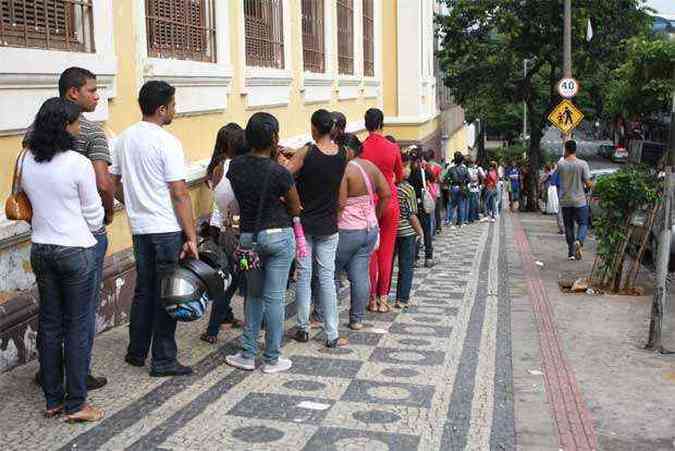 Oferta de vagas levou centenas de pessoas ao centro de recrutamento improvisado pelo Super Nosso no centro de BH ontem (foto: (Edsio Ferreira/EM/D.A Press))