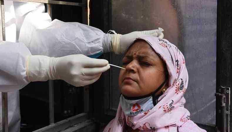 Surto da pandemia na ndia se espalhou para mais de 50 territrios, com trs cepas diferentes(foto: Sajjad HUSSAIN / AFP)