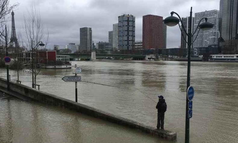 A cheia  menor que a registrada em junho de 2016 (6,10 m), quando foram registradas graves inundaes na capital francesa, e nem se aproxima do temido recorde de 1910, quando o Sena atingiu 8,62 metros(foto: AFP / Stphane DELFOUR )