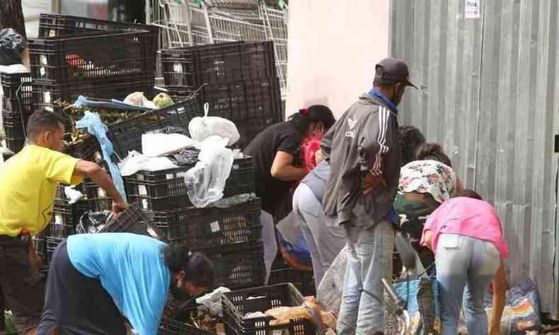 Sacolo, na Rua Cruzeiro do Sul, no Bairro Barreiro, distribuindo sobras de verduras