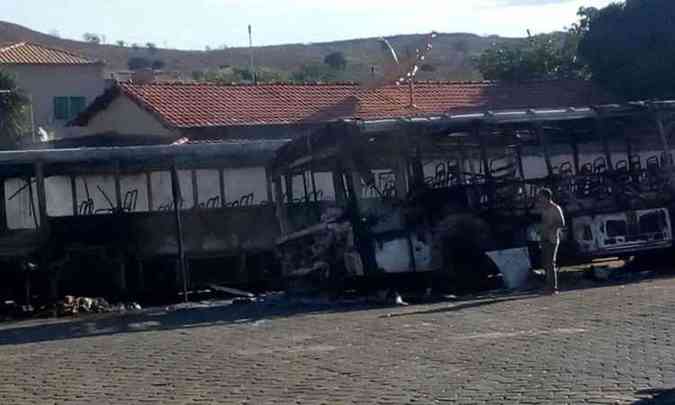 Os dois nibus foram incendiados prximo ao terminal rodovirio da cidade (foto: Corpo de Bombeiros/Divulgao)