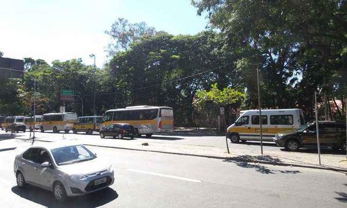 Fila de vans escolares deixaram o trânsito lento no sentido Centro da Avenida Afonso Pena. Categoria está paralisada nesta segunda-feira (foto: Gladyston Rodrigues/ EM/ D.A Press) Fila de vans escolares deixaram o trânsito lento no sentido Centro da Avenida Afonso Pena. Categoria está paralisada nesta segunda-feira (foto: Gladyston Rodrigues/ EM/ D.A Press)