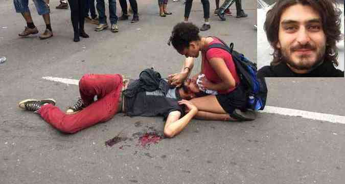 Mateus ( no detalhe) e deitado no cho aps sofrer agresso do policial militar durante manifestao(foto: Reproduo/Facebook)