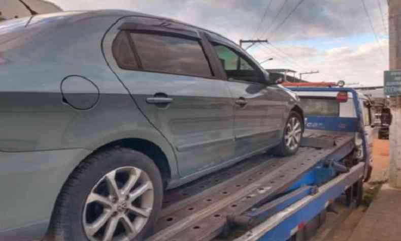 carro em cima de um guincho