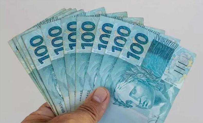 Notas de 100 reais na mo