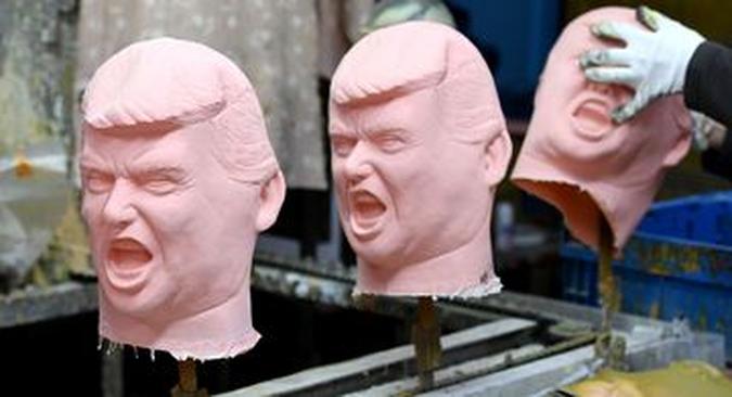 Máscaras de Donald Trump na Ogawa Studios, fábrica no Japão (foto: AFP / TOSHIFUMI KITAMURA ) Máscaras de Donald Trump na Ogawa Studios, fábrica no Japão (foto: AFP / TOSHIFUMI KITAMURA )