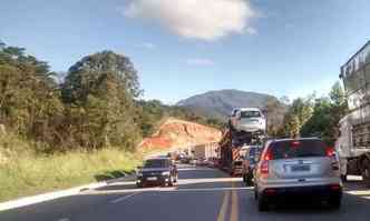 A BR-381 tem trnsito lento. Obras na rodovia atrapalham o retorno dos motoristas(foto: Clarisse Souza/Esp. EM)