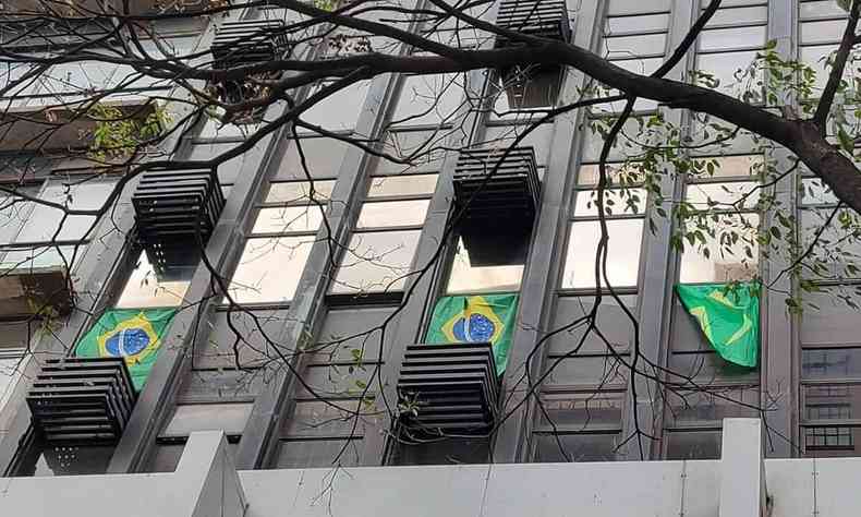 Bandeiras em janelas de prdio em BH