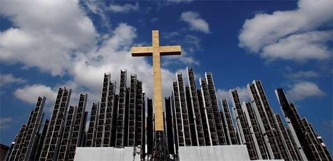 Montagem do palco onde papa realizar� missa no Campo da F�, em Guaratiba, no Rio de Janeiro(foto: REUTERS/Sergio Moraes)