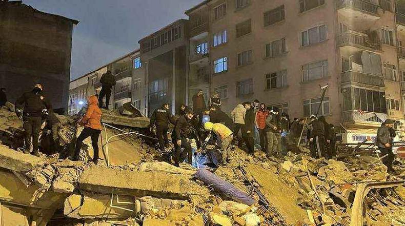 Socorristas buscam por sobreviventes em Malatya, Turquia(foto: Getty Images) Socorristas buscam por sobreviventes em Malatya, Turquia