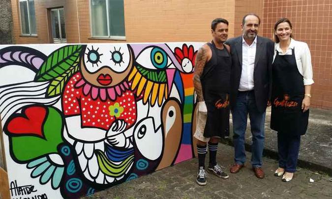 O prefeito de BH, Alexandre Kalil, e a primeira-dama da capital, Ana Laender, inauguraram mural no Lar dos Idosos São José, no Barreiro, pintado por artistas como o grafiteiro Ataíde Miranda(foto: Juarez Rodrigues/EM/DA Press) O prefeito de BH, Alexandre Kalil, e a primeira-dama da capital, Ana Laender, inauguraram mural no Lar dos Idosos São José, no Barreiro, pintado por artistas como o grafiteiro Ataíde Miranda(foto: Juarez Rodrigues/EM/DA Press)