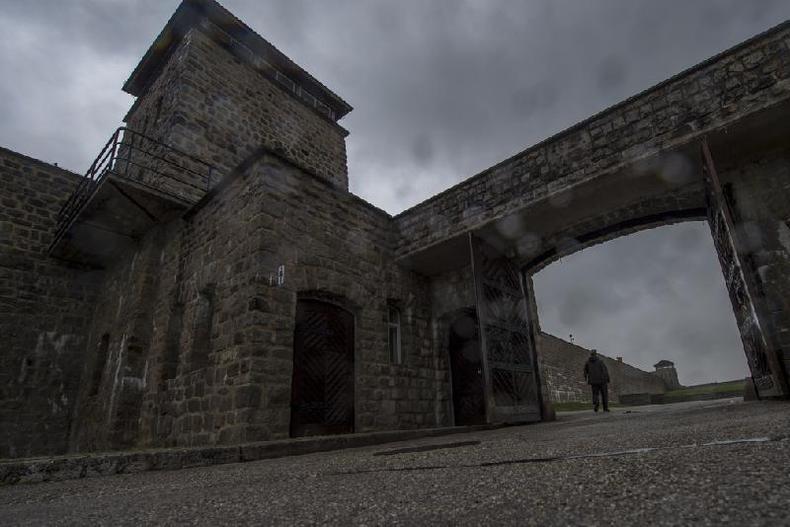 Um homem caminha atravs do porto principal do antigo campo de concentrao nazista de Mauthausen, no norte da ustria, em 28 de abril de 2015 