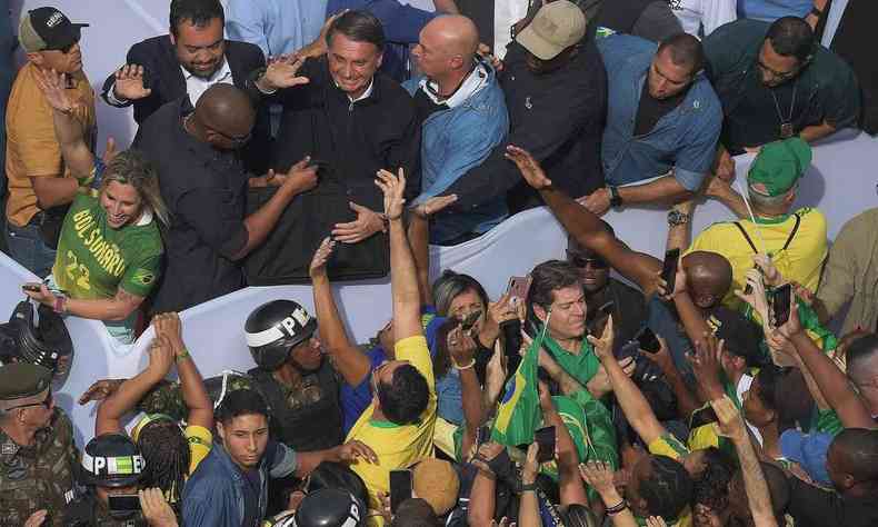 Presidente Jair Bolsonaro acompanhado de apoiadores desfila em carro aberto, em Copacabana 