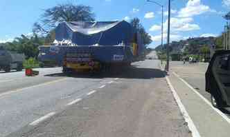 Carreta com carga excedente passa pela BR-381, em Sabar(foto: PRF/Divulgao)