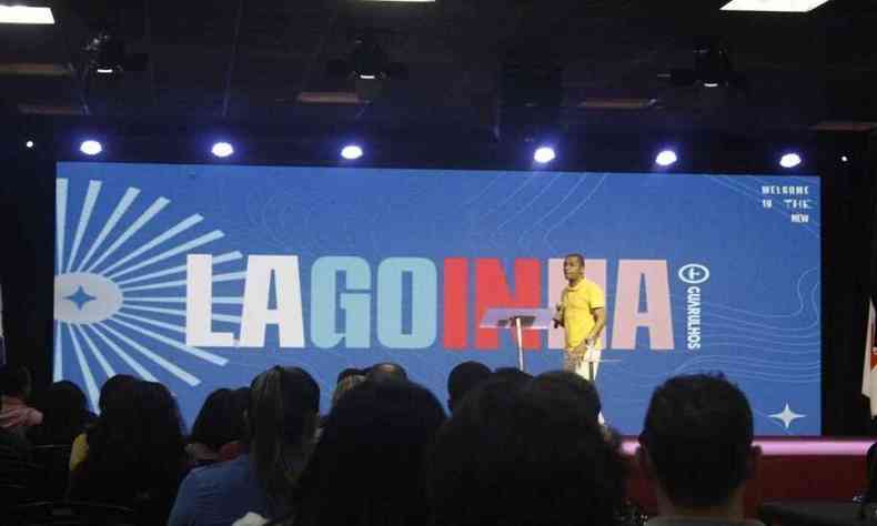 Joilson da Silva de Freitas Santos no palco durante pregao. 