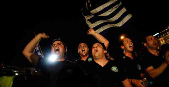 Protestos dos guardas costeiros, em Atenas.(foto: AFP PHOTO / Kostas Tsironis )