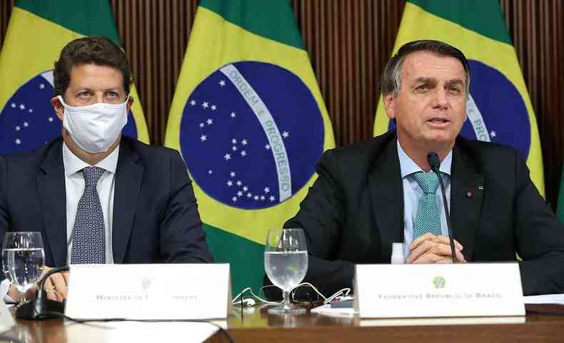 Ricardo Salles, ministro do Meio Ambiente, e o presidente Jair Bolsonaro durante reunião virtual da Cúpula do Clima(foto: Marcos Corrêa/PR)