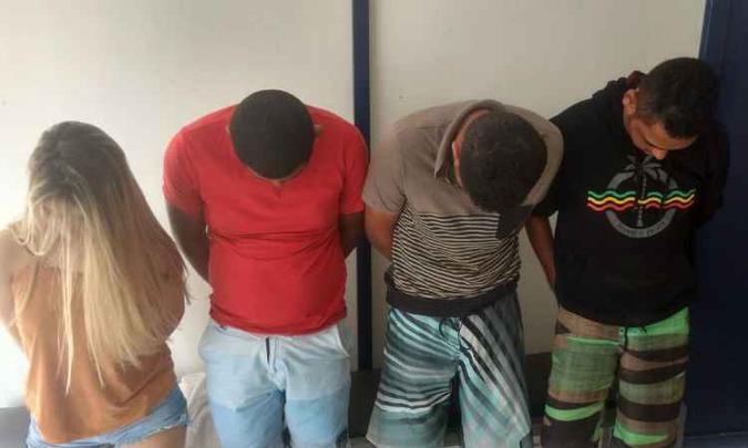 Quatro integrantes da quadrilhas foram encontrados em uma estrada vicinal(foto: Polícia Militar/Divulgação) Quatro integrantes da quadrilhas foram encontrados em uma estrada vicinal(foto: Polícia Militar/Divulgação)