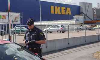 Policial averigua veculo estacionado na porta da loja(foto: AFP Photo)