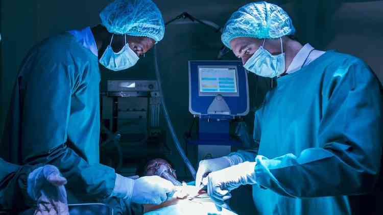 Cirurgiões fazendo um transplante de coração