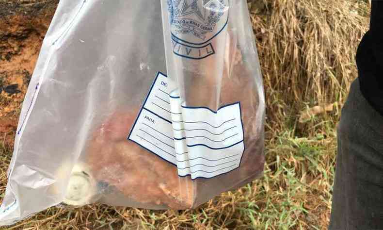 Pedra com marcas de sangue foi recolhida no local onde corpo foi achado(foto: TV Super Canal/Divulgao)